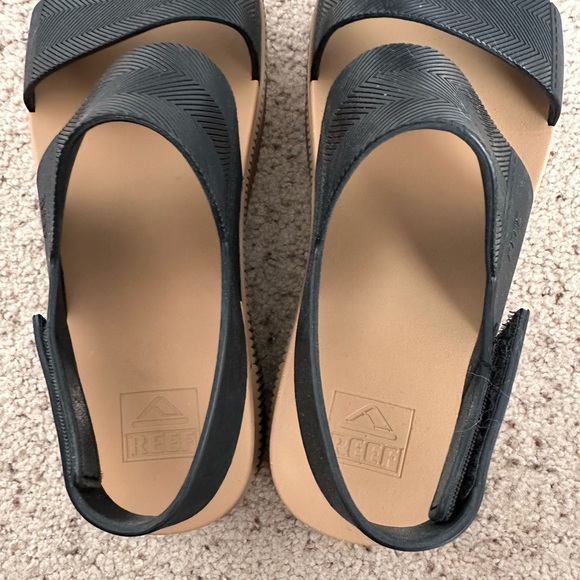 Size 9 Black & Tan Women’s Reef Platform Sandals - Picture 4 of 4